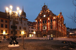 Beleuchteter Marktplatz mit dem Kandelaber im Vordergrund, Bild: Torsten Müller